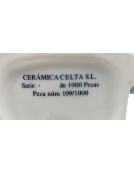 Mujer con Queso ceramica celta
